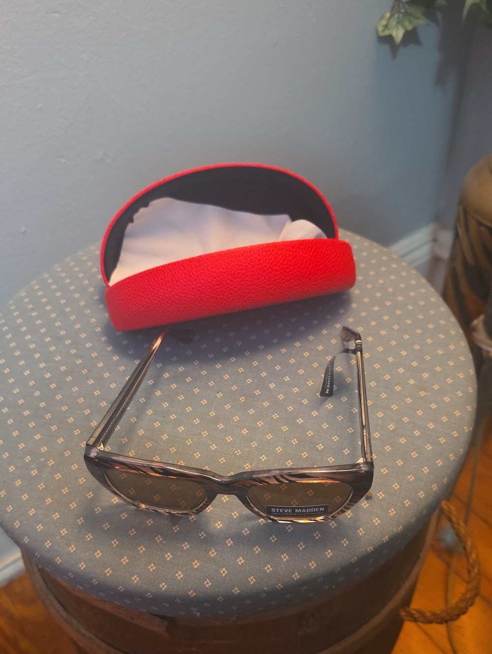 STEVE MADDEN TIGER STRIPED GLASSES WITH RED CASE NWT